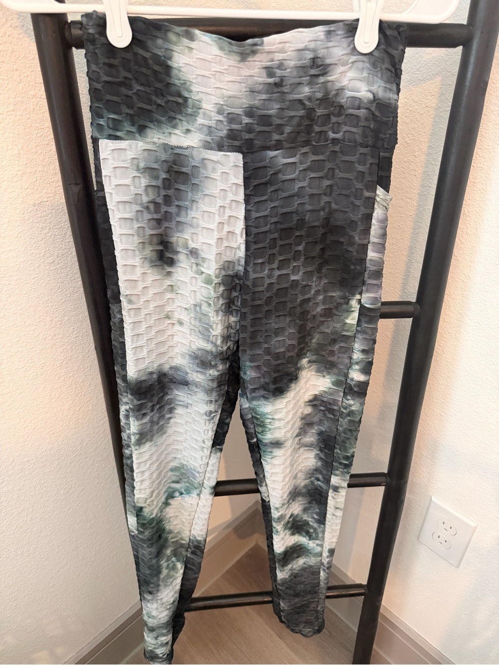 Woman’s Textured Tie-Dye Leggings in Black and Gray